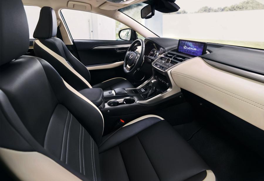 Интерьер Lexus NX300h Sport 2018 года  (EU) (фото 5 из 7)